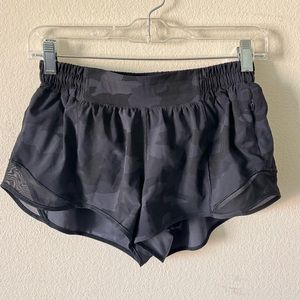 lululemon hotty hot 2.5” shorts